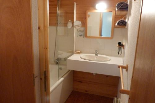 een badkamer met een wastafel en een douche bij Appartement confortable, 6 personnes, 2 chambres, 1 mezzanine - BLD2 in Beaufort
