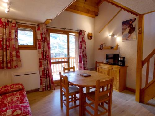 une cuisine et une salle à manger avec une table et des chaises dans l'établissement Appartement centre village, 6 personnes, 1 mezzanine - VLII70, à Beaufort