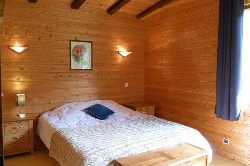 - une chambre avec un lit dans une pièce en bois dans l'établissement Appartement centre village, 6 personnes, 2 chambres - CL23G, à Beaufort