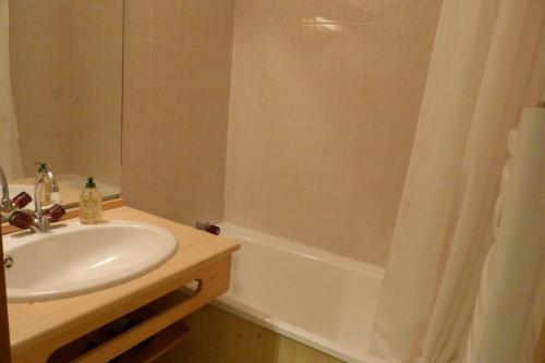 a bathroom with a sink and a bath tub at Appartement centre village, 6 personnes, 2 chambres - VLII71 in Beaufort