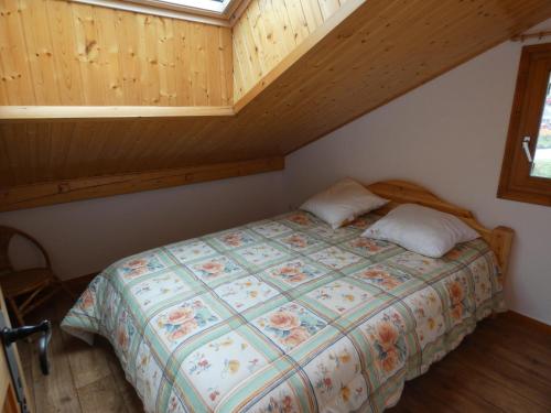 une chambre avec un lit dans un grenier dans l'établissement Appartement pied des pistes, 6 personnes, 3 chambres - EN14, à Beaufort