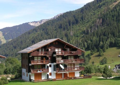 un grand bâtiment au milieu d'une montagne dans l'établissement Appartement pied des pistes, 6 personnes, 3 chambres - EN14, à Beaufort