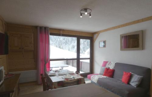 un salon avec un canapé, une table et une fenêtre dans l'établissement Appartement cosy, 4 personnes, 1 coin montagne - AR2005, à Beaufort