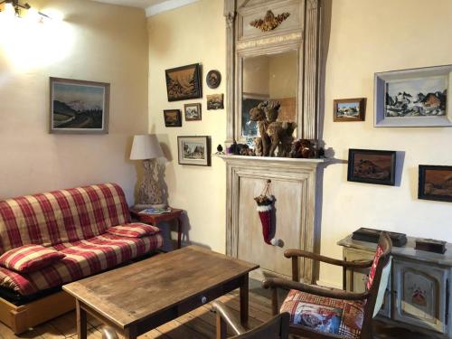 a living room with a couch and a table at Appartement centre Beaufort, 8 personnes, 4 chambres - MONTBLANC in Beaufort