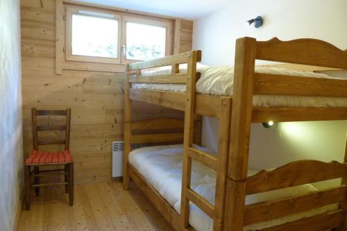 une chambre avec deux lits superposés et une fenêtre dans l'établissement Appartement proche des pistes, 6 personnes, 2 chambres - CH11APPT, à Beaufort