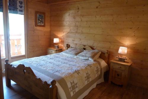 ein Schlafzimmer mit einem Bett und zwei Lampen an Tischen in der Unterkunft Chalet ambiance montagne, 10 personnes, 4 chambres - CH15 in Beaufort