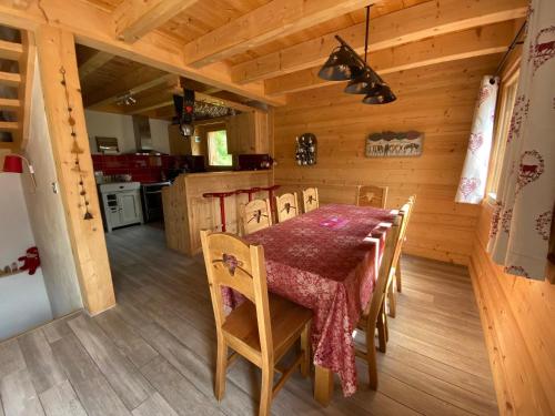 une salle à manger avec une table et des chaises dans une cabine dans l'établissement Chalet neuf, 8 personnes, 3 chambres - CH32, à Beaufort