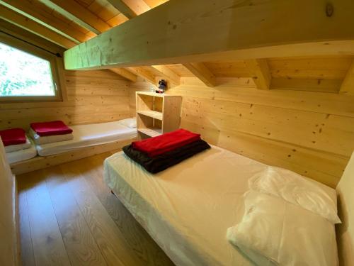 een kamer met een bed in een blokhut bij Chalet neuf, 8 personnes, 3 chambres - CH32 in Beaufort