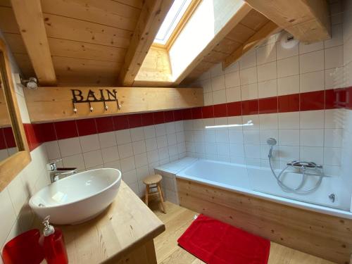 een badkamer met een wastafel en een bad bij Chalet neuf, 8 personnes, 3 chambres - CH32 in Beaufort