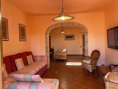 Casa Vacanze Cristina - Holiday House في ريباترانسوني: غرفة معيشة مع أريكة وكراسي