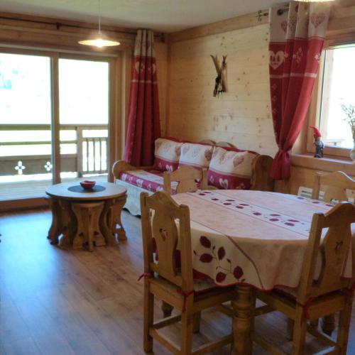 un salon avec une table et un canapé dans l'établissement Appartement cosy, 6 personnes, 2 chambres - ECRINI08, à Beaufort