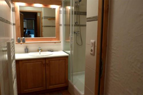 Ένα μπάνιο στο Appartement cosy, 6 personnes, 2 chambres - ECRINI08