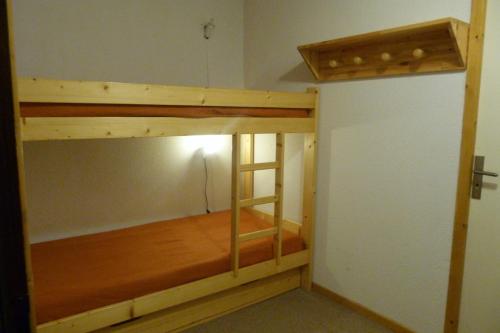 博福特的住宿－Appartement pied des pistes, 4 personnes, 1 coin montagne - PL1H，客房设有带梯子的双层床。
