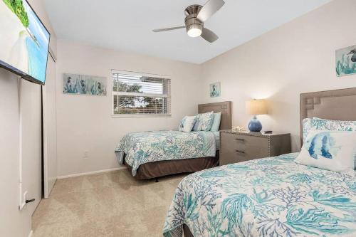 En eller flere senge i et værelse på Naples Luxury 4BDR+Den POOL Home