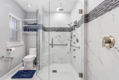 Et badeværelse på Naples Luxury 4BDR+Den POOL Home