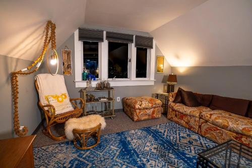 匹茲堡的住宿－The Peak Mt Washington - Large 2bd Apt w A View，客厅配有沙发和椅子