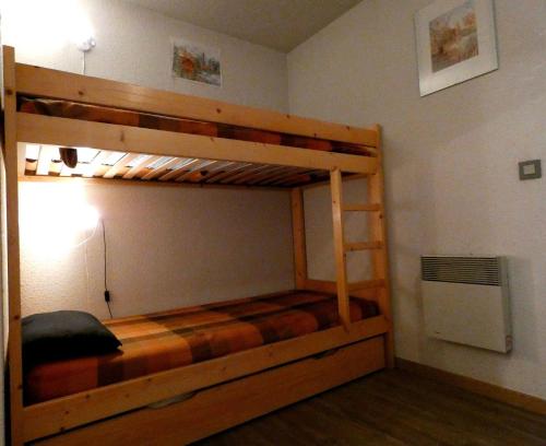 - une chambre avec 2 lits superposés et un radiateur dans l'établissement Appartement pied des pistes, 5 personnes, 1 coin montagne - PL1E, à Beaufort