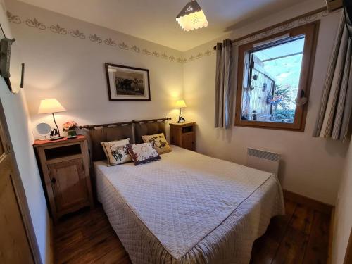 - une chambre avec un lit et une fenêtre dans l'établissement Appartement confortable, 4 personnes, 1 chambre, 1 coin montagne - ALPINA03, à Beaufort