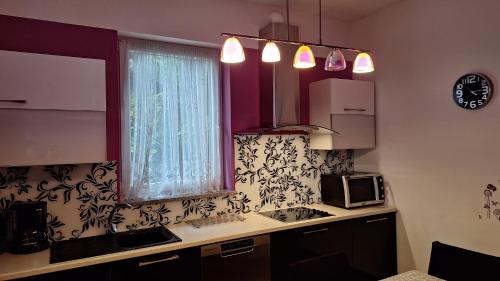 Dapur atau dapur kecil di Apartments KOMEL I
