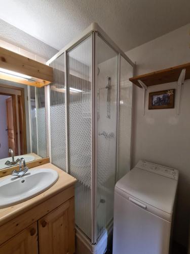 une salle de bain avec une douche, des toilettes et un lavabo dans l'établissement Appartement chaleureux, 6 personnes, 3 chambres - MER05, à Beaufort