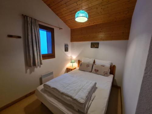 une chambre avec un lit dans une pièce avec une fenêtre dans l'établissement Appartement pied des pistes, 6 personnes, 2 chambres - GRAN11, à Beaufort