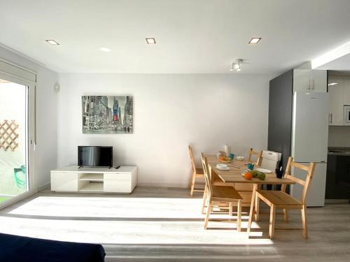 ロスピタレート・デ・リョブレガートにあるMarBarcelona Apartments Mas 12 bのキッチン、ダイニングルーム(テーブル、椅子付)