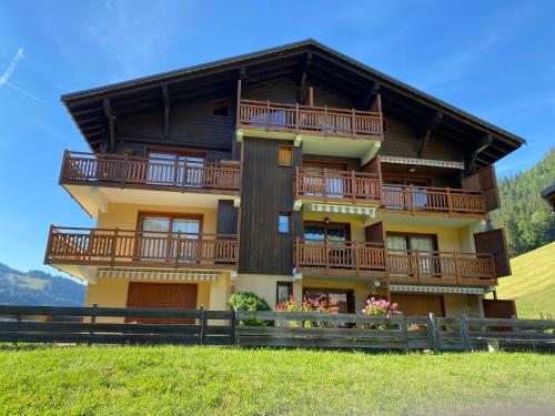 un grand immeuble avec balcon sur une colline dans l'établissement Appartement confortable, 4 personnes, 1 chambre - OCII13, à Beaufort