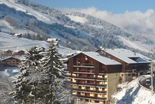 un hôtel dans la neige sur une montagne enneigée dans l'établissement Appartement centre village, 6 personnes, 1 chambre, 1 coin montagne - VLI44, à Beaufort