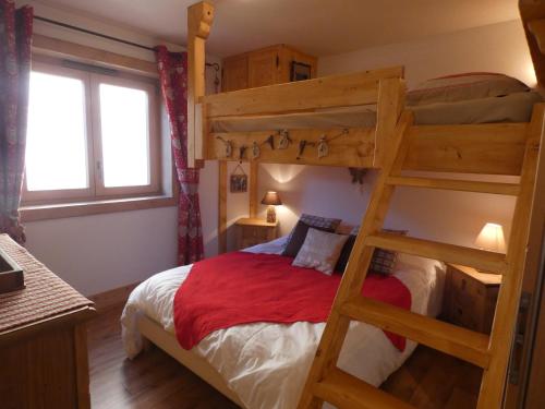 - une chambre avec 2 lits superposés et une couverture rouge dans l'établissement Appartement lumineux, 6 personnes, 2 chambres - PERLE04, à Beaufort