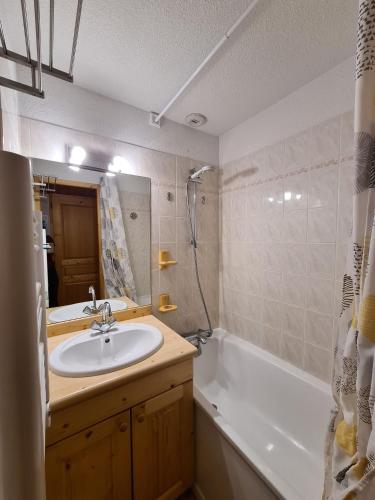 une salle de bain avec un lavabo et une baignoire dans l'établissement Appartement spacieux, 6 personnes, 3 chambres - MER13, à Beaufort