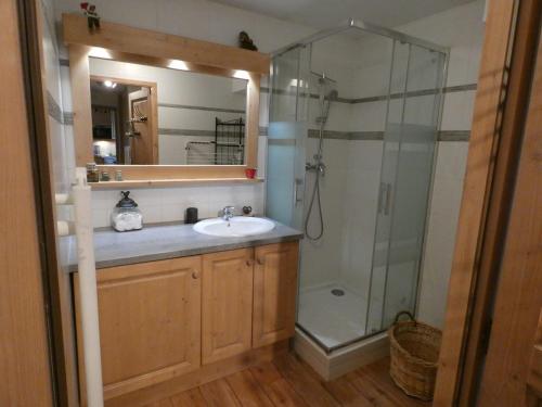 une salle de bain avec un lavabo et une douche dans l'établissement Appartement lumineux, 6 personnes, 2 chambres - PERLE04, à Beaufort