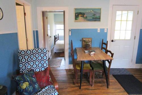 - une salle à manger avec une table et des chaises dans l'établissement Boho-Chic Retreat - Unit 3, à Bloomington