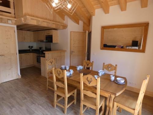 a kitchen and dining room with a wooden table and chairs at Appartement haut standing, 8 personnes, 4 chambres - SOURCES302 in Beaufort