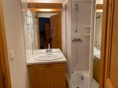 une salle de bain avec un lavabo et une douche dans l'établissement Appartement pied des pistes, 4 personnes, 1 chambre - MONT09, à Beaufort