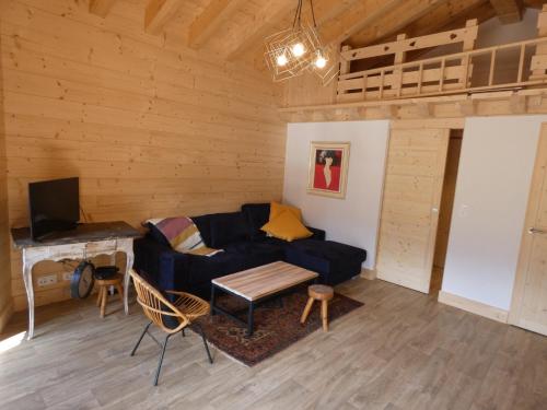 un salon avec un canapé et une table dans l'établissement Appartement haut standing, 8 personnes, 4 chambres - SOURCES302, à Beaufort