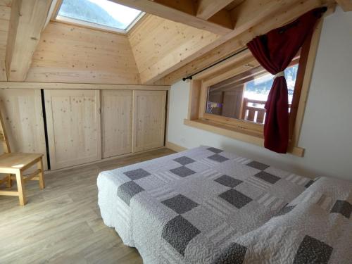 a bedroom with a bed and a window at Appartement haut standing, 8 personnes, 4 chambres - SOURCES302 in Beaufort