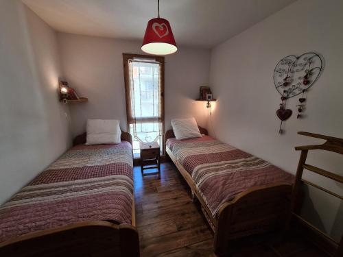 Ένα ή περισσότερα κρεβάτια σε δωμάτιο στο Appartement cosy, 6 personnes, 2 chambres - MONTA12