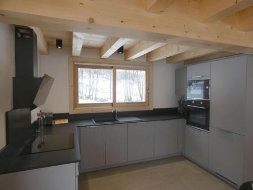 Una cocina o kitchenette en Chalet cosy près des pistes, 12 personnes, 4 chambres - CH41