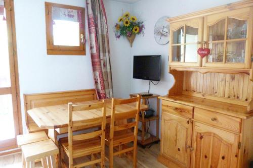 une salle à manger avec une table et une télévision dans l'établissement Appartement centre village, 4 personnes, 1 chambre, 1 coin montagne - VLI21, à Beaufort