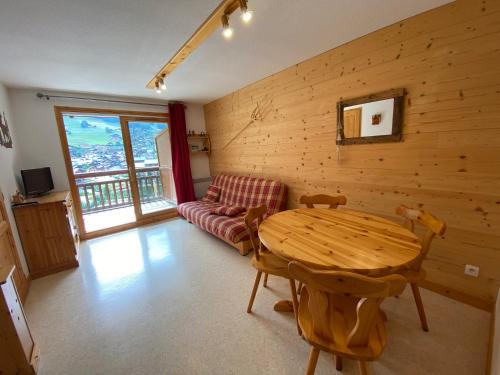 un salon avec une table et un canapé dans l'établissement Appartement vue Roche Parstire, 4 personnes, 1 chambre, 1 coin montagne - HC07, à Beaufort