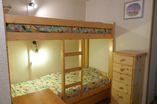 - un lit superposé avec un cadre de lit en bois et une commode dans l'établissement Appartement pied des pistes, 5 personnes, 1 coin montagne, 1 mezzanine - PL2B, à Beaufort