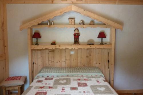 Ένα ή περισσότερα κρεβάτια σε δωμάτιο στο Chalet rénové, 9 personnes, 3 chambres, 1 mezzanine - CH09