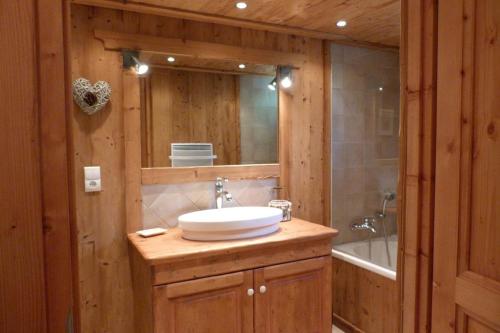 Ένα μπάνιο στο Chalet rénové, 9 personnes, 3 chambres, 1 mezzanine - CH09
