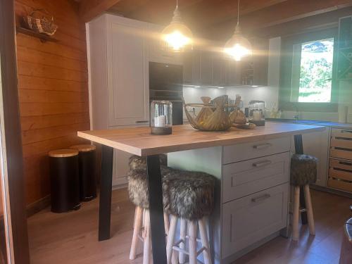 Photo de la galerie de l'établissement Chalet tout confort au pied des pistes, 10 personnes, 5 chambres - CH12, à Beaufort