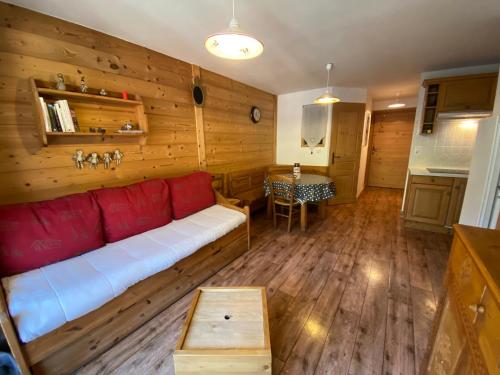 un salon avec un canapé rouge et une table dans l'établissement Appartement chaleureux, 4 personnes, 1 chambre, 1 coin montagne - MONTA11, à Beaufort