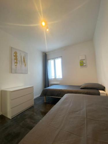 Ένα ή περισσότερα κρεβάτια σε δωμάτιο στο gite des cyprès