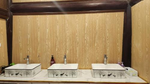 zwei Waschbecken in einem Badezimmer mit zwei Armaturen in der Unterkunft Sapa Garden Bungalow in Sa Pa