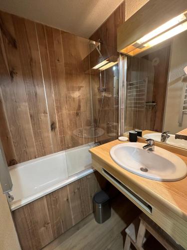 une salle de bain avec un lavabo et une baignoire dans l'établissement Appartement rénové plein centre, 4 personnes, 1 chambre, 1 coin montagne - VLI37, à Beaufort