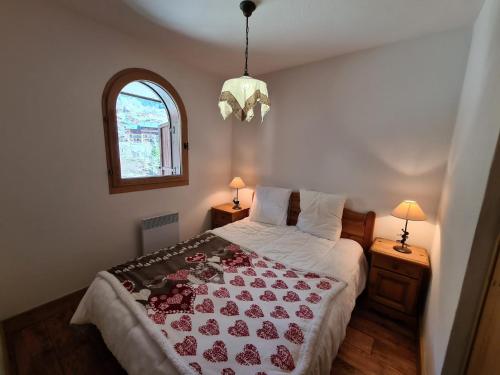 - une chambre avec un lit doté d'une couette rouge et blanche dans l'établissement Appartement cosy, 4 personnes, 1 chambre, 1 coin montagne - MONTA06, à Beaufort