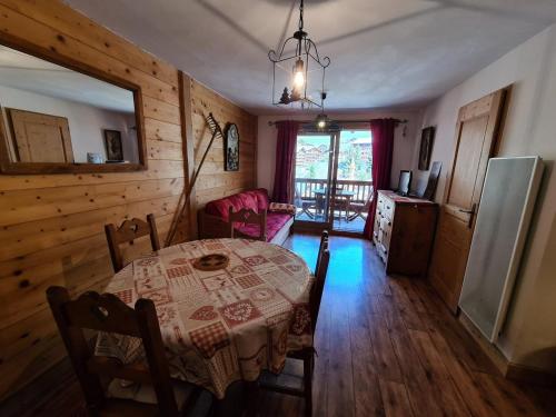 une salle à manger avec une table et une chambre avec dans l'établissement Appartement cosy, 4 personnes, 1 chambre, 1 coin montagne - MONTA06, à Beaufort